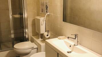Shower, rainfall showerhead, free toiletries, hair dryer