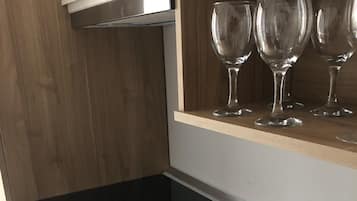 Fridge, oven, stovetop, coffee/tea maker
