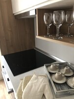 Kahve/çay makinesi, buzdolabı, fırın, set üstü ocak
