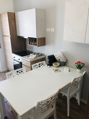 Kjøleskap, ovn, kokeplater og kaffetrakter/tekoker