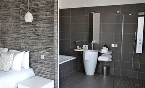 Junior Suite | Bathroom | Free toiletries, hair dryer, bathrobes, slippers