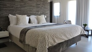 Suite – junior | Sengetøy av topp kvalitet, minibar, safe på rommet og skrivebord