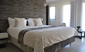 Junior suite | Luxe beddengoed, een minibar, een kluis op de kamer, een bureau