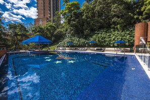 Piscine extérieure, parasols de plage