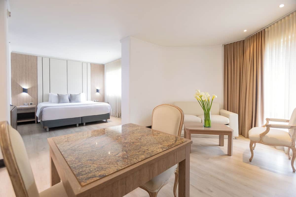 Junior Süit | Minibar, odada kasa, dizüstü bilgisayar çalışma alanı, ütü/ütü masası 