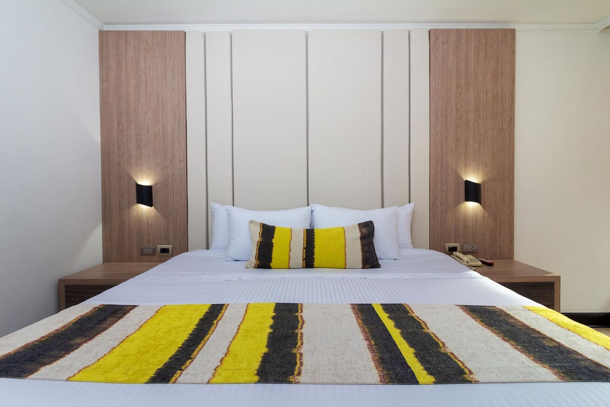 Minibar, in-room safe, laptop workspace, iron/ironing board