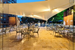 Outdoor dining - Hotel Dann Carlton Belfort Medellin (Medellín)