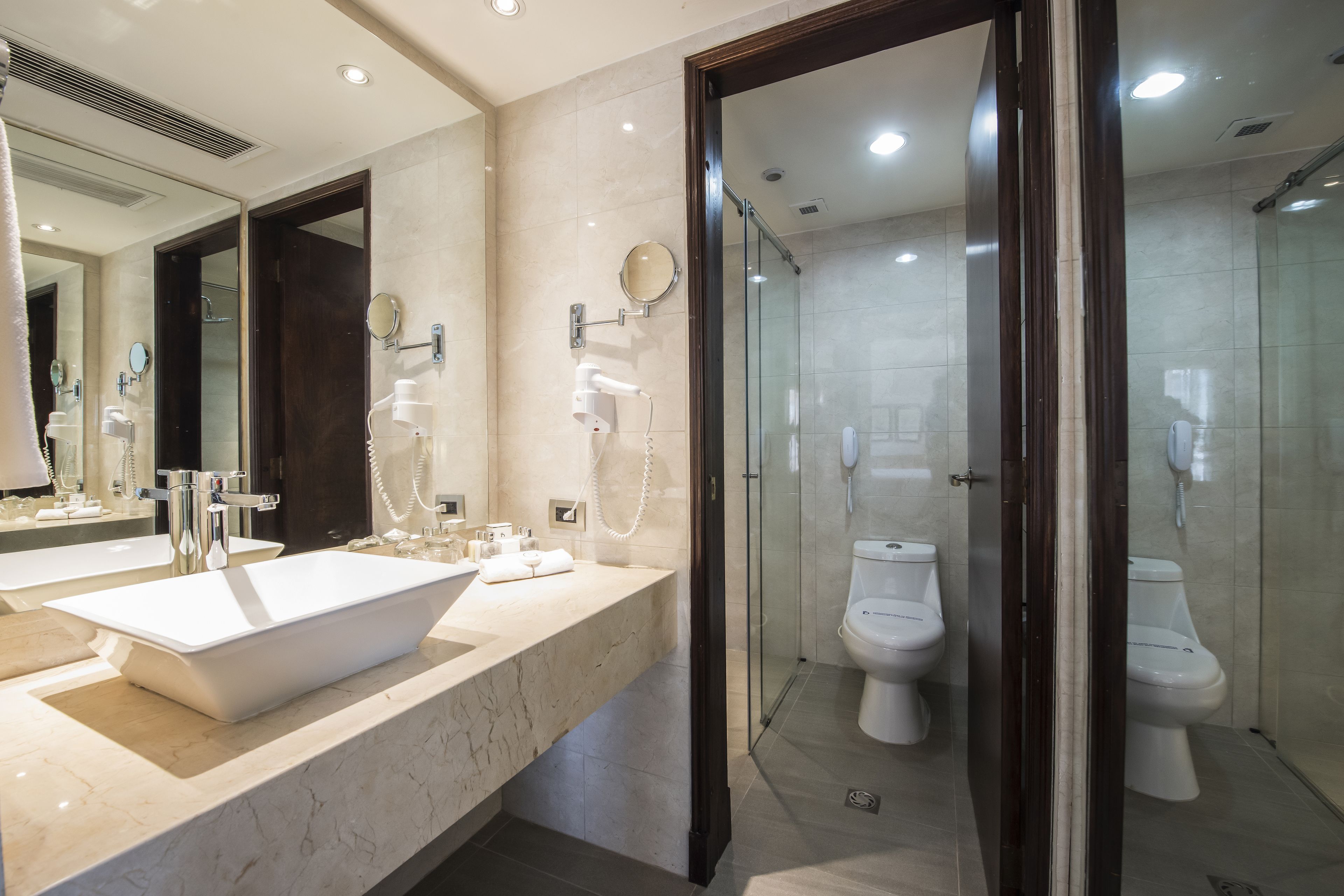suite | bathroom | free toiletries, hair dryer, towels