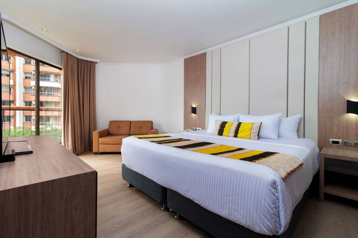 Minibar y caja de seguridad en la habitación