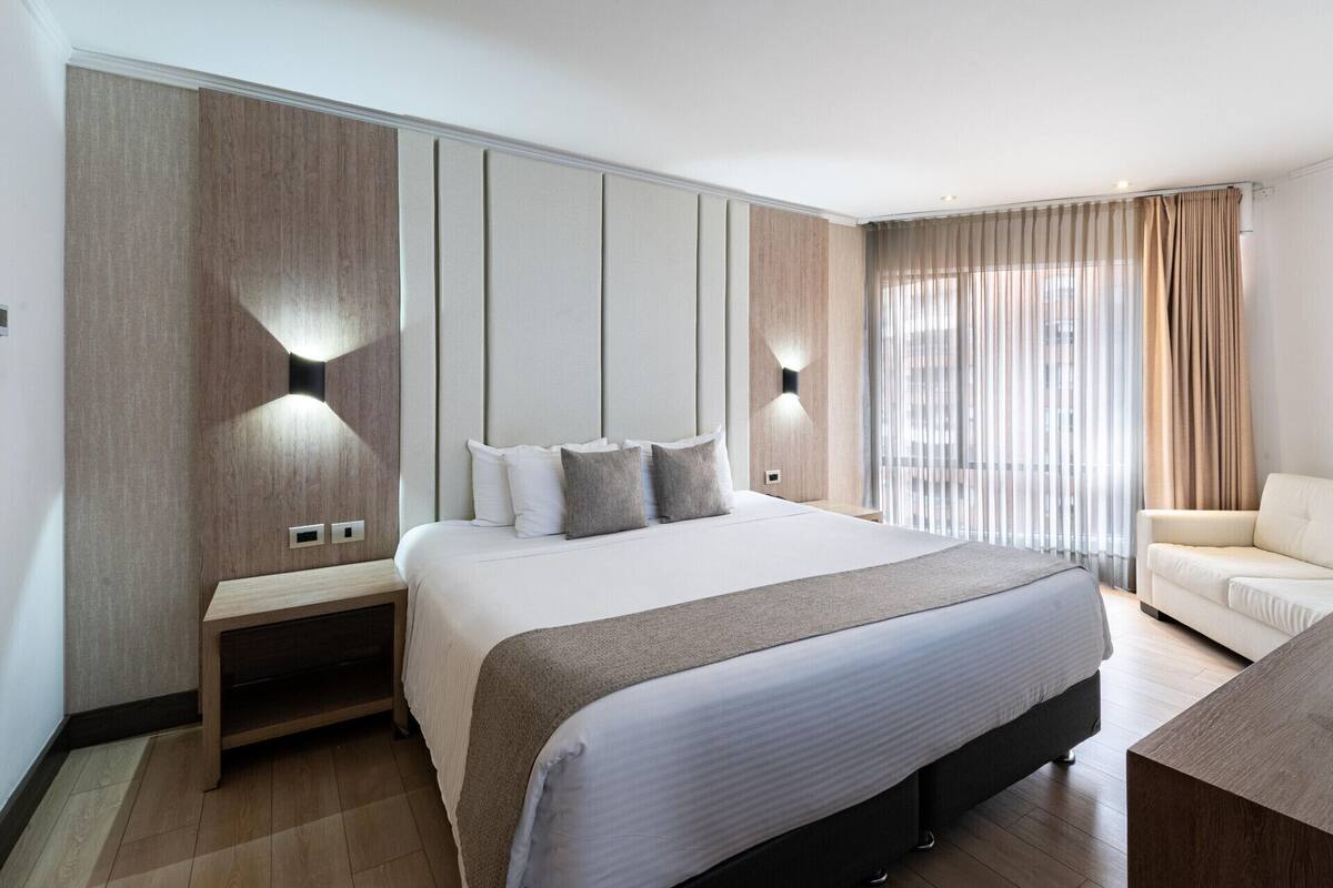 Minibar, odada kasa, dizüstü bilgisayar çalışma alanı, ütü/ütü masası 