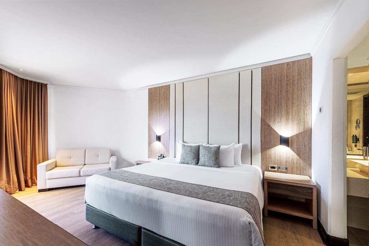Minibar, odada kasa, dizüstü bilgisayar çalışma alanı, ütü/ütü masası 