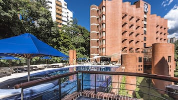 Alberca al aire libre y sombrillas en la alberca