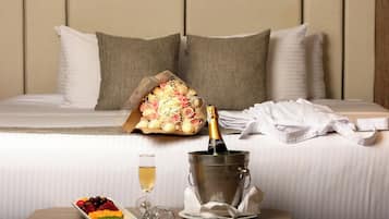 Minibar, in-room safe, laptop workspace, iron/ironing board