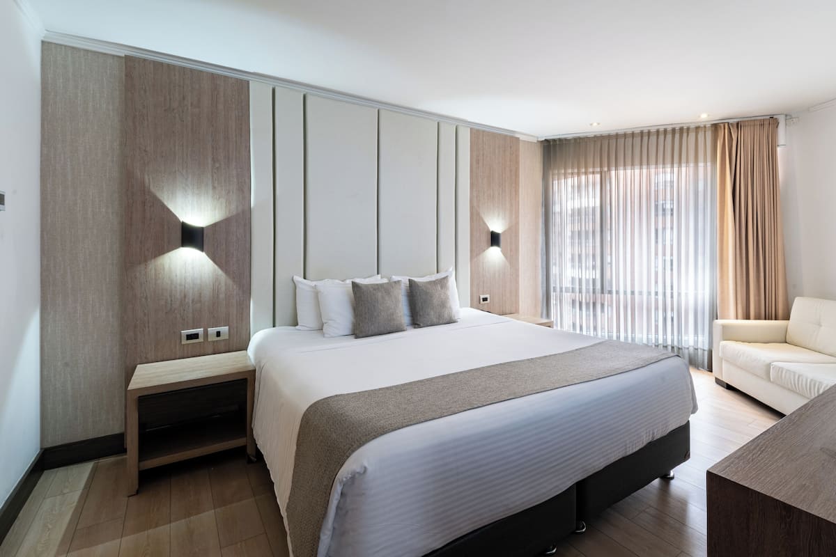 Minibar, odada kasa, dizüstü bilgisayar çalışma alanı, ütü/ütü masası 