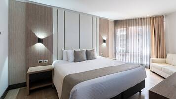 Minibar y caja de seguridad en la habitación