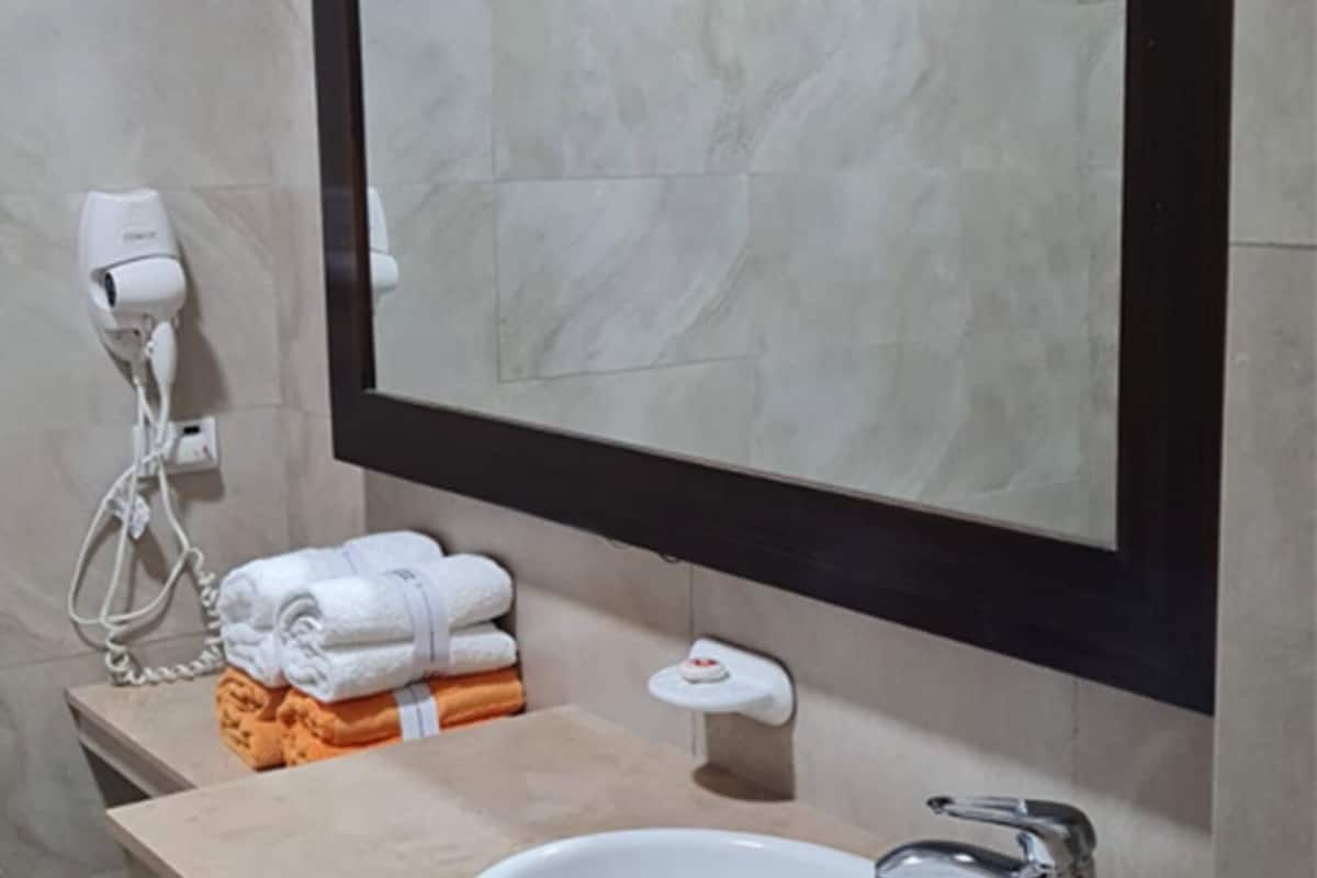 standard room | bathroom | free toiletries, hair dryer, towels, soap