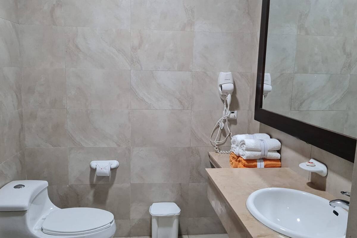 standard room | bathroom | free toiletries, hair dryer, towels, soap