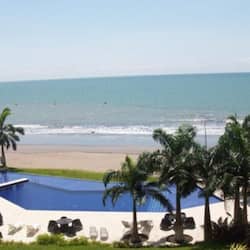 Plage privée, chaises longues, parasols, serviettes de plage