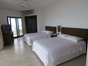 Cubrecamas, caja de seguridad en la habitación y muebles diferentes 