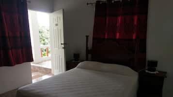 Standard Room | Desk, soundproofing, iron/ironing board, free WiFi
