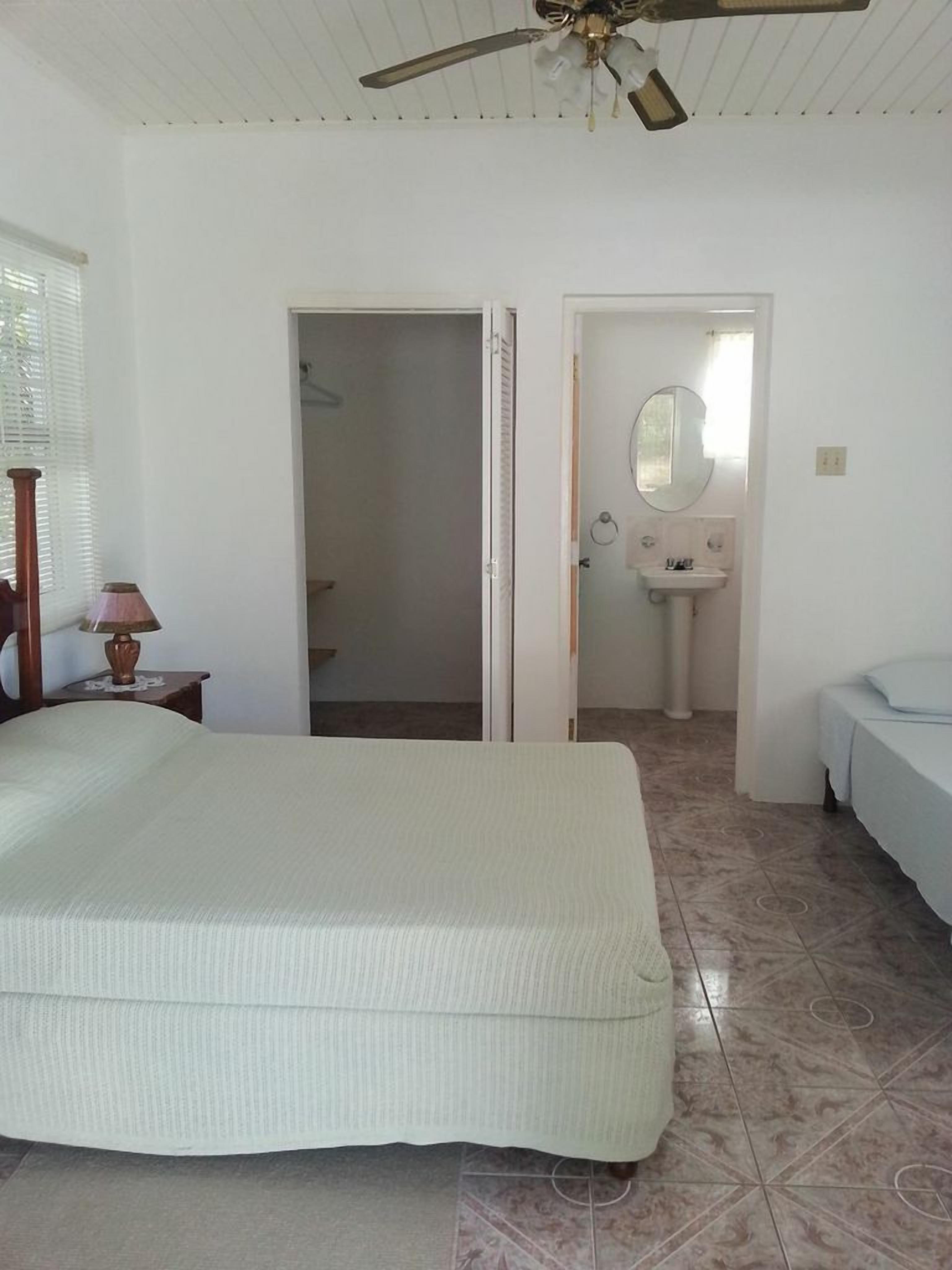 Standard tvåbäddsrum | Skrivbord, ljudisolering, strykjärn/strykbräda och gratis wi-fi