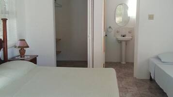 Quarto duplo standard | Escrivaninha, quartos à prova de som, ferros/tábuas de passar roupa