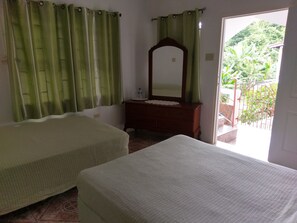 Desk, soundproofing, iron/ironing board, free WiFi - Polish Princess Guest House (Port Antonio)
