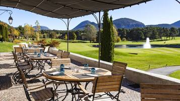 Serveert ontbijt, lunch, diner, Franse gerechten, tuinzicht