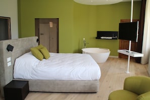 Suite de diseño, 1 habitación, balcón, vistas al lago | Minibar, caja fuerte, cortinas opacas y ropa de cama