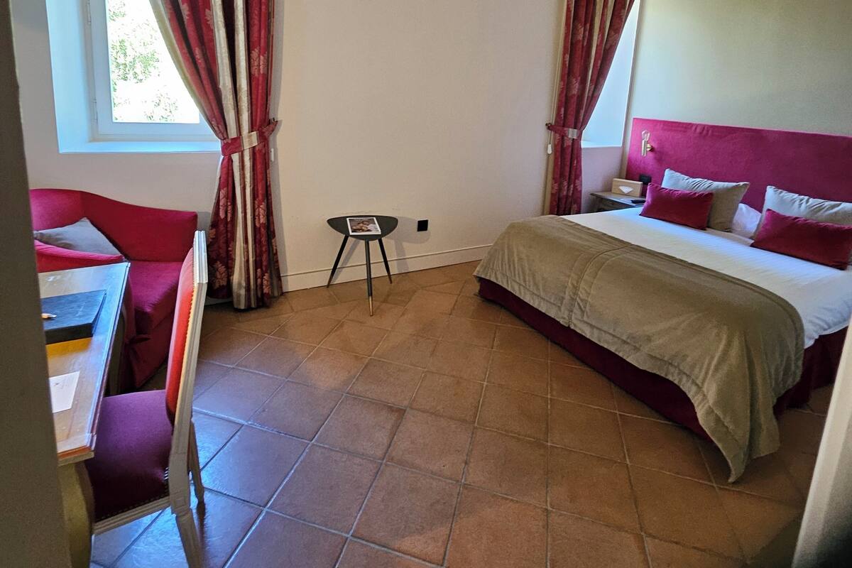 Minibar, coffres-forts dans les chambres, rideaux occultants