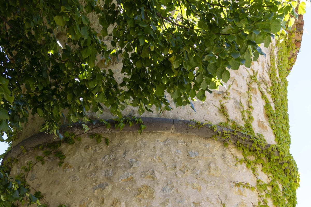 Un bâtiment en pierre avec une enseigne indiquant « LATOUR » et une porte donnant accès à l’intérieur.