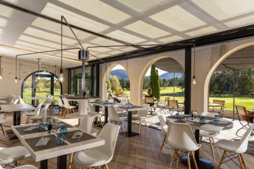 Petit déjeuner, déjeuner et dîner servis sur place
