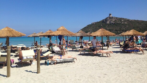 A beach with sun loungers and thatched umbrellas. - Corte Cristina (Quartucciu)