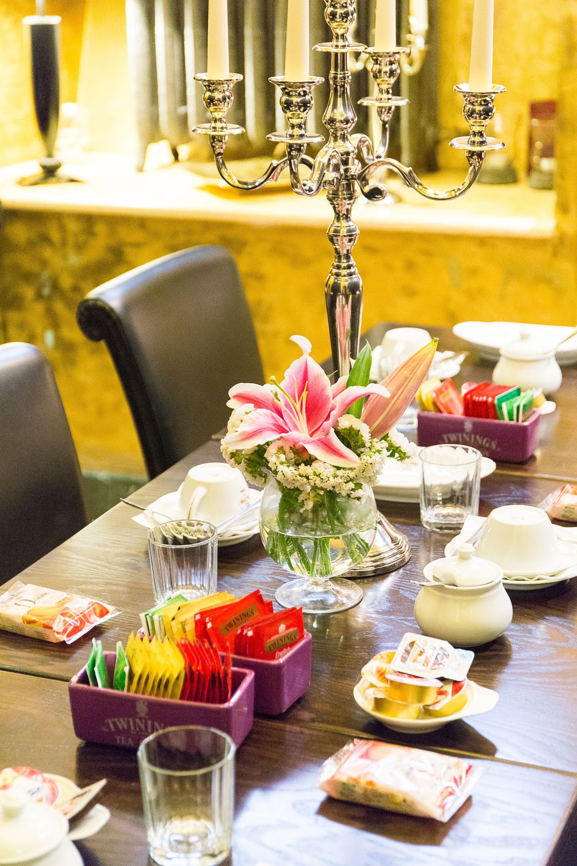 Petit déjeuner composé de spécialités régionales (13 EUR par personne)