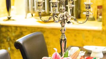 Petit déjeuner composé de spécialités régionales (13 EUR par personne)