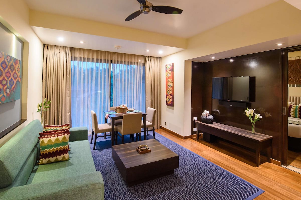 Suite, 1 King Bed (Prestige) | Premium bedding, pillow-top beds, minibar, in-room safe