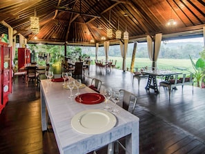 2 restaurantes, café da manhã, culinária internacional