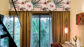 Suite, 1 King Bed (Elegance) | Living area