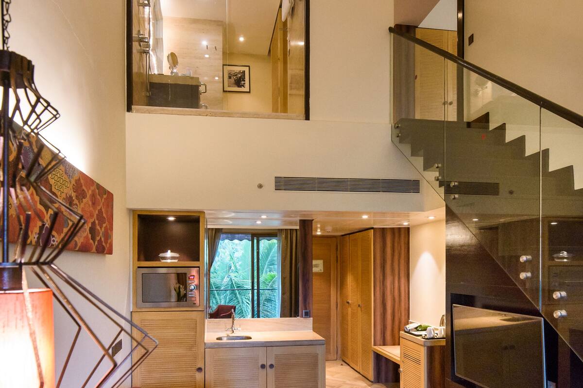 suite, 1 king bed (elegance) | 1 bedroom, premium bedding, pillow-top beds, minibar