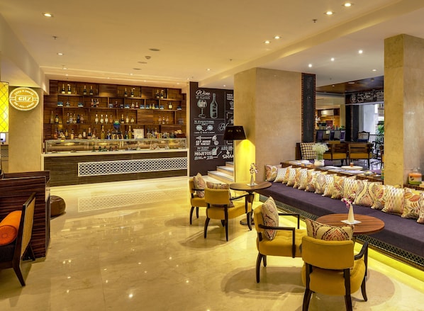2 bars/lounges, swim-up bar, poolside bar