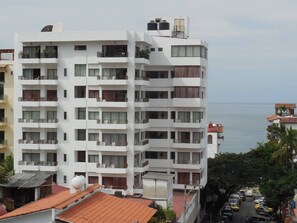 Seasonal outdoor pool, sun loungers - Torre de Oro (Puerto Vallarta)