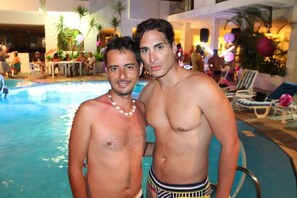Seasonal outdoor pool, pool loungers - Torre de Oro (Puerto Vallarta)