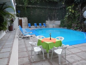 Seasonal outdoor pool, pool loungers - Torre de Oro (Puerto Vallarta)