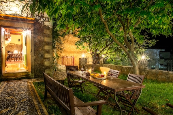 Deluxe-villa (in Theriso Vilage 14 km) | Terrasse/gårdhave
