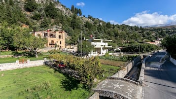Lux Villa Ifigenia ,in Theriso Village 14 km | Mountain view