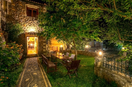 Lux Villa Ifigenia ,in Theriso Village 14 km | Terrace/patio