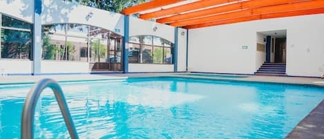 Inomhuspool med öppettider 09.00 till 21.00, och solstolar