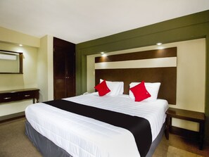 Junior Suite | Iron/ironing board, bed sheets