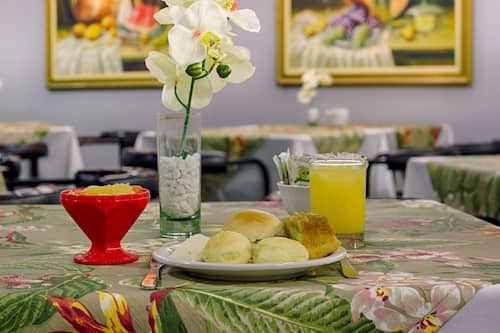 Café da manhã com buffet grátis todos os dias
