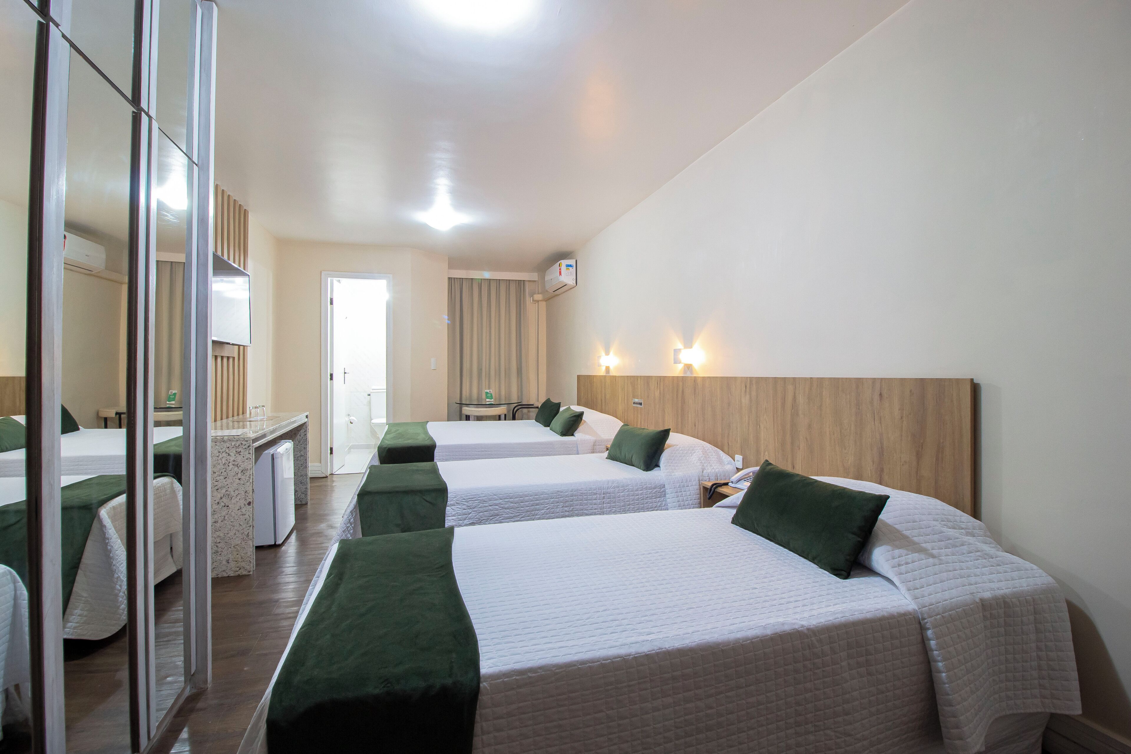 standard familia | minibar, in-room safe, desk, rollaway beds